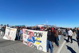 Obreros de Altos Hornos de México bloquean la carretera federal 57 en Castaños como medida de protesta por salarios y prestaciones pendientes.