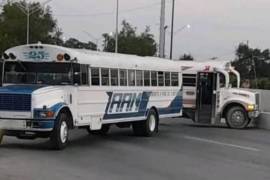 Hombres armados despojaron de sus unidades a transportistas para bloquear las vías en Tamaulipas