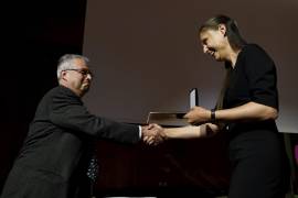 Maryna Viazovska (d), recibe la Medalla Fields de manos del presidente del Congreso Internacional de Matemáticos, Carlos E. Kenig, en Helsinki, Finlandia.