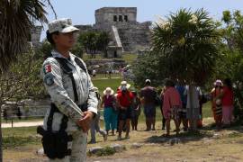 Miembros de la Guardia Nacional resguardan el Parque del Jaguar en la zona arqueológica de Tulum, en Quintana Roo (México).
