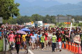 Cientos de migrantes, miembros de la caravana más numerosa que atraviesa México desde la frontera con Guatemala en lo que va del año, realizan un bloqueo en el municipio de Huixtla en el estado de Chiapas.