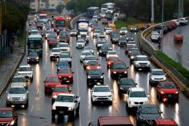 Miles de ciudadanos enfrentan atorones viales día con día en Monterrey y su zona metropolitana; situación que sigue empeorando.