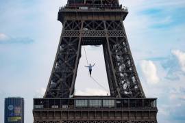 Nathan Paulin camina un slackline desde la Torre Eiffel hasta el Palais Chaillot, cruzando el río Sena, en París, Francia. EFE/EPA/Ian Langdsdon