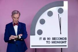 Bill Nye, científico y divulgador, junto al Reloj del Apocalipsis.