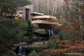 ¿Imaginas vivir en una casa que esté construida sobre una cascada?
