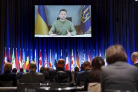 El presidente de Ucrania, Volodímir Zelenski, habla mientras participa por videoconferencia en la Asamblea Parlamentaria de la OTAN en Copenhague, Dinamarca.