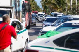 Decenas de unidades de servicio de taxi bloquearon el bulevar Kukulcán, a la altura del kilómetro cero, y al mismo tiempo, otro numeroso grupo de unidades bloquea la misma vía a la altura del kilómetro 28, ambas vialidades dan acceso al Aeropuerto Internacional de Cancún, esto por la puesta en marcha del servicio de Uber en la terminal aérea.
