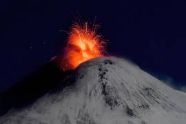 Cubierto de nieve, el monte Etna seguía arrojando lava caliente este lunes, cerca de Catania, Sicilia, luego de la erupción inicial del pasado 12 de noviembre.