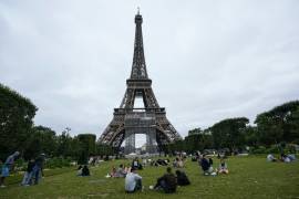 Tras nueve meses cerrada reabre la Torre Eiffel