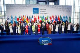 Líderes mundiales posan para una foto de grupo en el centro de conferencias La Nuvola para la cumbre del G20 en Roma con médicos y personal médico, Roma, Italia. EFE/EPA/Roberto Maldonado/La Presse