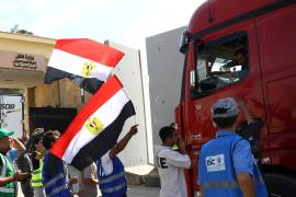 Un camión que transporta ayuda humanitaria para la Franja de Gaza cruza la puerta fronteriza de Rafah, en Rafah, Egipto, el 21 de octubre de 2023.