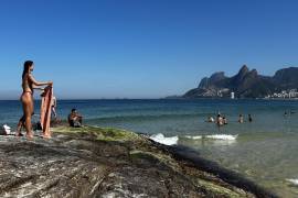 Bañistas disfurtan la playa de Arpoador en Río de Janeiro, Brasil. El Instituto Nacional de Meteorología (Inmet) emitió una alerta de ola de calor severa.