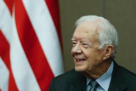 El expresidente Jimmy Carter sonríe cuando el presidente panameño Juan Carlos Varela le otorga la Orden de Manuel Amador Guerrero durante una ceremonia en el Centro Carter.