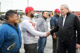 Cercanía. El alcalde José María Fraustro Siller saludó a los trabajadores que se encargan de la limpieza de la ciudad.
