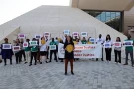 Activistas sostienen pancartas y gritan consignas pidiendo justicia de género mientras asisten al quinto día de la Conferencia de las Naciones Unidas sobre el Cambio Climático (COP28) de 2023 en Dubai.