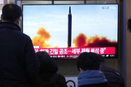 Imagen de archivo de una pantalla donde se observa el lanzamiento de un misil nocoreano.