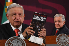 El presidente López Obrador se muestra satisfecho tras la decisión del Tribunal Electoral de no prohibir su libro “¡Gracias!”