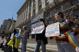 Activistas LGBTQ+ ucranianos se manifestan con motivo del Día Internacional contra la Homofobia, la Bifobia y la Transfobia (IDAHOBIT), frente al Ayuntamiento de Kiev, en el centro de Kiev, Ucrania.