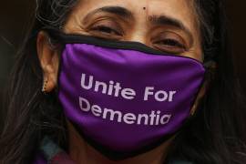 Un paciente con demencia que lleva una máscara púrpura participa en una reunión con motivo del “Día Mundial del Alzheimer” en Bangalore, India. EFE/EPA/JAGADEESH NV