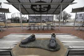 La estatua de Jackie Robinson, valorada en más de un millón 280 mil pesos, fue robada de un parque público en Wichita, Kansas.