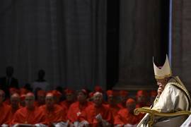 El Papa Francisco participa en la lectura de la Bula del obispo Leonardo Sapienza con motivo de la convocación del Jubileo en la Basílica de San Pedro, Ciudad del Vaticano.