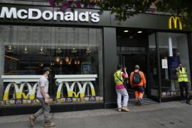 McDonald’s informó que retiró los batidos del menú en los 1,250 restaurantes británicos debido a problemas de suministro derivados de la escasez de camioneros. AP/Beca Alastair