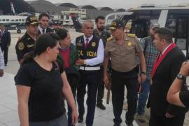 Fotografía cedida por la Policía Nacional de Perú que muestra la llegada del expresidente peruano Alejandro Toledo (C-I) tras ser extraditado de Estados Unidos, en Lima, Perú