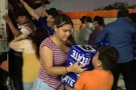 Incluso madres de familia animaban a sus hijos e hijas menores de edad a recoger cajas de cervezas y llevárselas