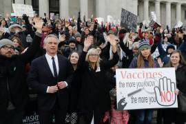 Robert F. Kennedy Jr. (i) junto a manifestantes en el Capitolio en Olympia, Washington, el 8 de febrero de 2019, donde se opusieron a un proyecto de ley para endurecer los requisitos de vacunación contra el sarampión.