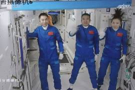 En esta imagen, una captura de pantalla del Centro de Control Aeroespacial de Beijing, China, distribuida por la agencia noticiosa Xinhua, se muestra a los astronautas chinos (de izquierda a derecha) Ye Guangfu, Zhai Zhigang y Wang Yaping saludando tras entrar en el módulo central de la estación espacial china. AP/Tian Dingyu/Xinhua