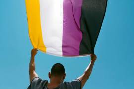 Es común ver la bandera no binaria en las marchas de la comunidad LGBT.