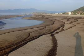 Autoridades de Salina Cruz, Oaxaca, señalaron manchas en al menos 10 kilómetros de playa, que han afectado la pesca y el turismo.