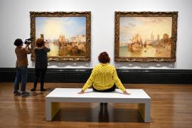 El personal de la Galería Nacional observa pinturas del artista británico Joseph Mallord William Turner en la Galería Nacional de Londres, Gran Bretaña.