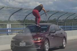 Al parecer enojada, la mujer intentaba causar daño a los limpiaparabrisas y el cristal, saltando, a pesar de que el auto estaba en movimiento.