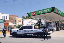 Sumado a ese impuesto criminal, los empleados de las gasolineras se han visto vulnerables y en riesgo por el recrudecimiento de la violencia en Apatzingán.