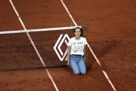 Una activista por la protección del clima se encadenó a la red y provocó la interrupción del partido de semifinales masculino Marin Cilic contra Casper Ruud en el torneo de tenis del Abierto de Francia.
