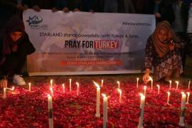 Activistas de la sociedad civil encienden velas durante una ceremonia para recordar a las víctimas de un poderoso terremoto en Turquía, en Islamabad, Pakistán.