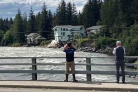 Autoridades de la capital de Alaska alertaron por inestabilidad en orillas del río y sedimentos en carreteras cercanas.