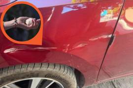 Vehículo sufre daños luego de recibir golpe de piedra en carretera Monterrey - Saltillo.