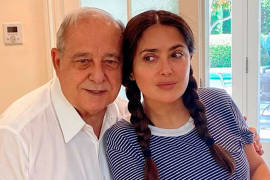 Salma Hayek festeja cumple de su papá sin nada de maquillaje