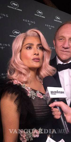 Salma Hayek sorprende en Cannes con cabello rosa $!Salma Hayek sorprende en Cannes con cabello rosa