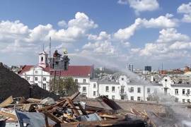 El Servicio de Emergencias ucraniano compartió esta imagen desde el tejado del teatro Taras Shevchenko, luego del ataque con un misil.