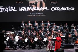 La soprano surcoreana, Hera Hyesang Park (i) , la mexicana María Katzarava (d), y la Orquesta Filarmónica de la Ciudad de México en la inauguración de la 50 edición del Festival Internacional Cervantino.