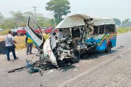 Doce personas fallecieron y siete resultaron lesionadas en un accidente carretero registrado esta mañana en la vía corta Cunduacán- Villahermosa