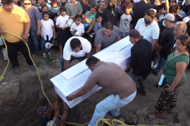 Familiares y amigos de los menores asistieron al entierro de Perla y Daniel.