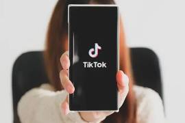 Esta característica, denominada ‘Crea tu voz con IA’ y advertida junto a un repositorio denominado ‘Biblioteca de voces de TikTok’, permite a los usuarios clonar su voz “en solo 10 segundos”