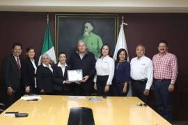 Agradecidos. El Consejo Regional Sureste de Organismos de la Sociedad Civil en pleno, durante el acto de reconocimiento al alcalde José María Fraustro.