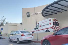 Personal médico trasladó al hombre a las instalaciones de la Clínica Uno del IMSS para recibir atención médica especializada tras las lesiones sufridas.