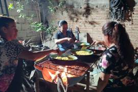 El aspecto culinario también es fundamental en estas festividades, donde las familias como la de Lupita Rodríguez, los Martínez y los Gutiérrez, comparten generosamente la reliquia.