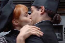 Emilio Osorio besa apasionadamente... ¡a la novia de su papá! (video)